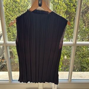 Black sleeveless blouse with crew neck and pleated style